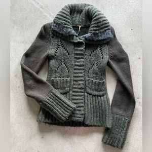 Free people sweater with design. Size medium. Lightly used great condition.